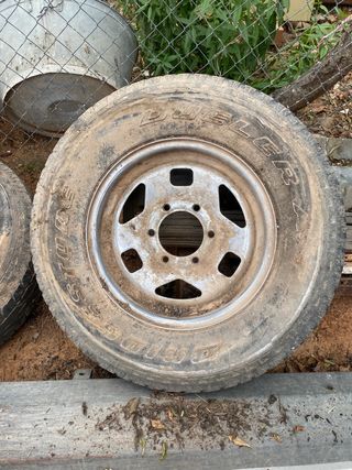 2 llantas ford maverick 15’, urge vender