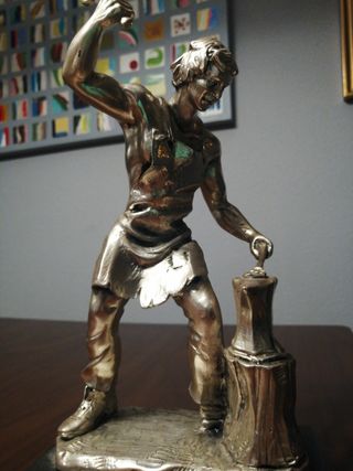 Herrero plateado, base de marmol