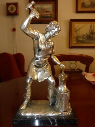 Herrero plateado, base de marmol