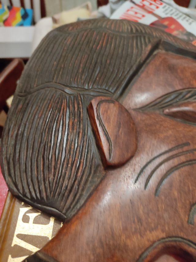 Talla de madera antigua decorada a mano