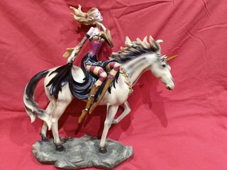 Fate elfiche e unicorni di grandi dimensioni