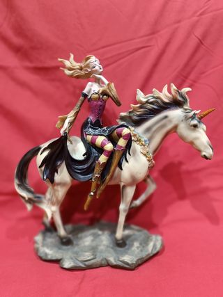 Fate elfiche e unicorni di grandi dimensioni