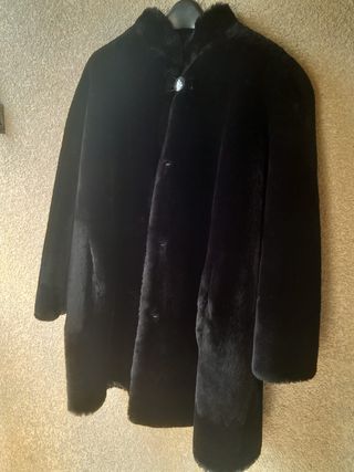 Abrigo de piel.Pelo negro de mutón.