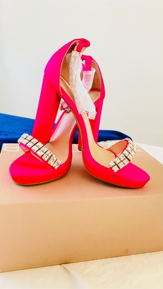 sandalias pedrería y tacón cuadrado