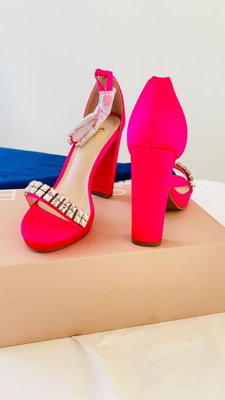 sandalias pedrería y tacón cuadrado