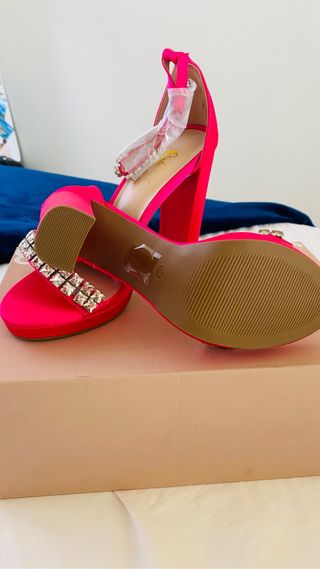 sandalias pedrería y tacón cuadrado