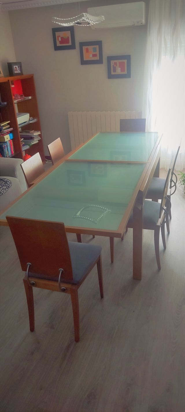 Juego de mesa extensible y sillas de salon