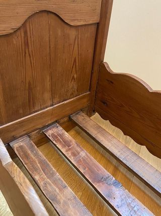 Cuna antigua de madera