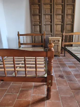 Dos camas de madera maciza