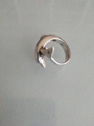 Anillo de plata con forma de delfín