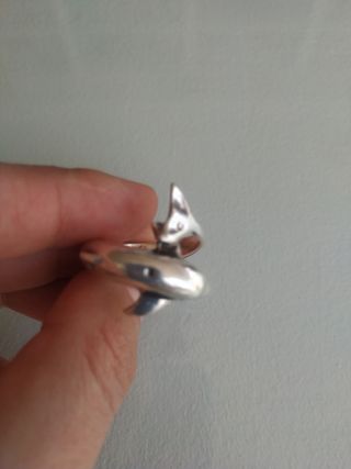 Anillo de plata con forma de delfín