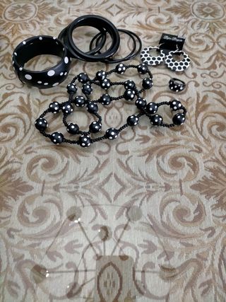 Complementos de Lunares más pendientes largos.