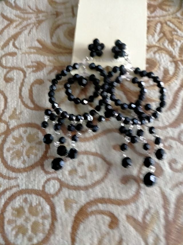 Complementos de Lunares más pendientes largos.