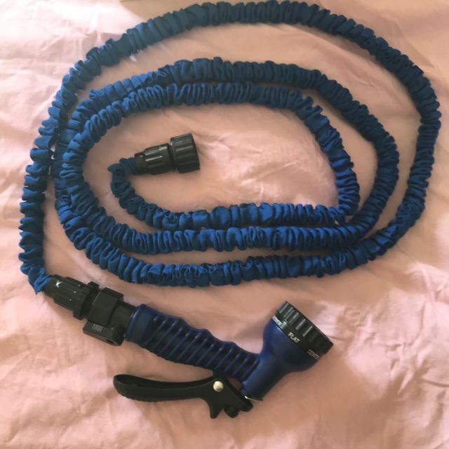 Hose automatically expand and contracts