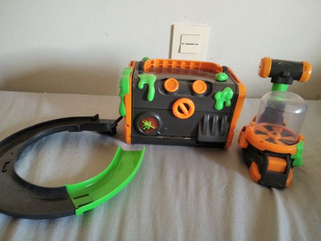 Juego maletín de base montruos