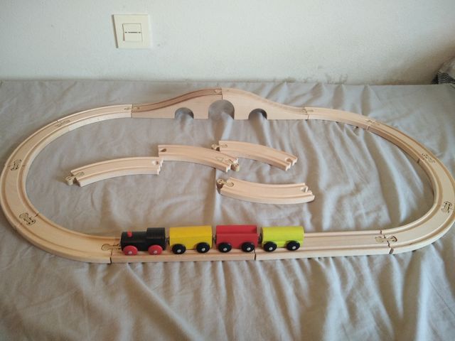 Tren con pista montable y tren con imane