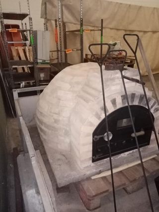 Horno de barro calentado a leña