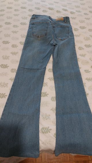 Pantalon acampanado Pull and Bear