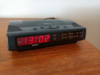 Reloj radio despertador.