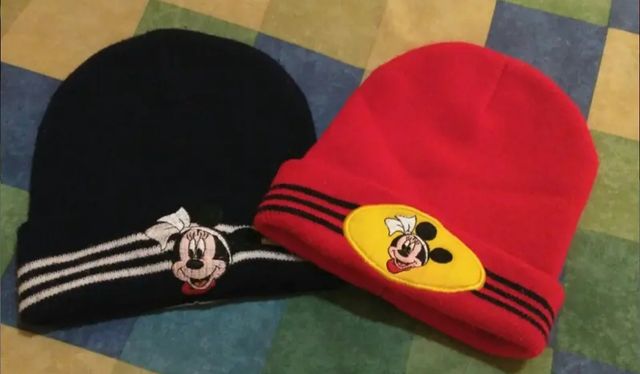Cappelli lavorati a maglia (rosso e blu)