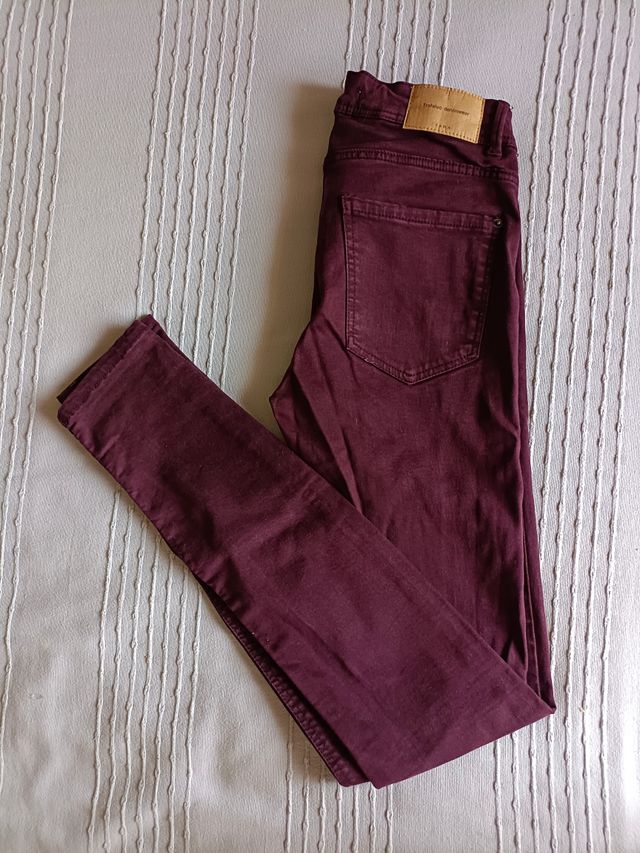 Pantalón ajustado granate, de Zara