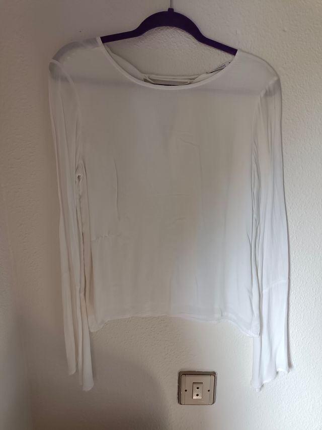 Camisa blanca con manga amplia
