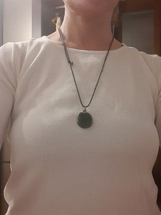 Ciondolo verde con laccio regolabile