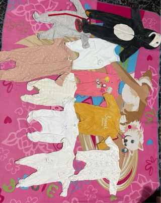 Bebé reborn junto a ropa