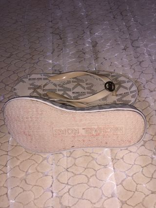 Chanclas Michael Kors con la caja