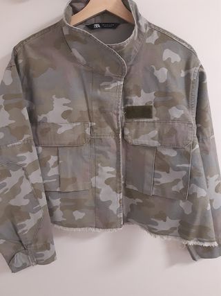 Cazadora vaquera oversize estampado militar