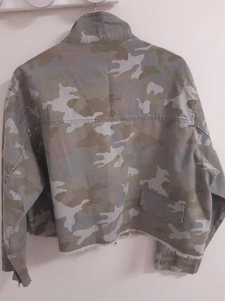 Cazadora vaquera oversize estampado militar