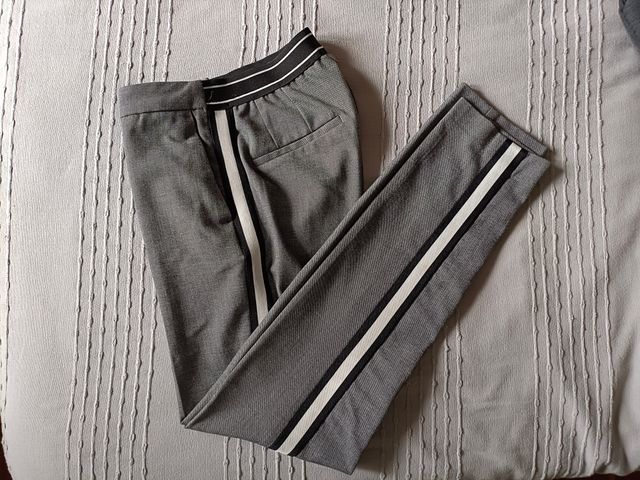 Pantalón gris con raya lateral blanca