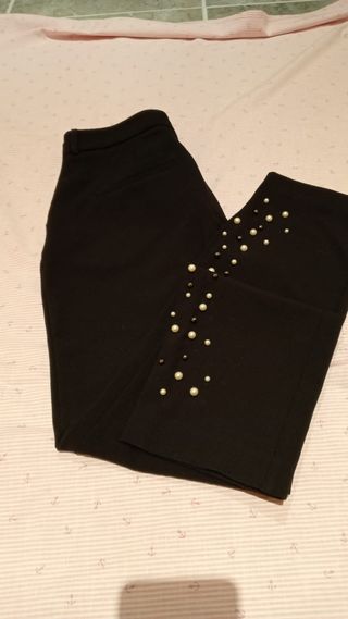 Pantalón vestir negro con perlas en los bajos Zara