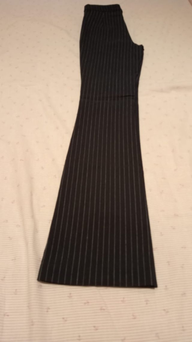 Pantalón vestir de campana y cremallera a un lado 