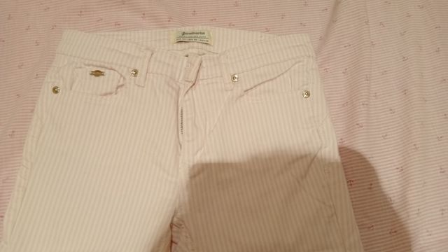 Pantalón tobillero rosa con rayas de Stradivarius 