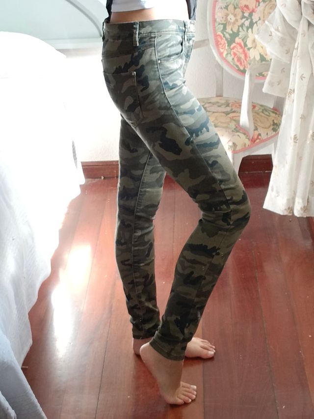 Pantalón estampado de camuflaje