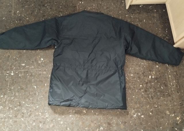 Chaqueta impermeable negra