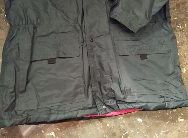 Chaqueta impermeable negra