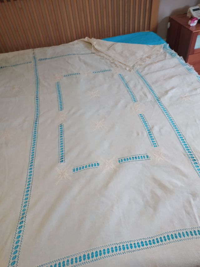 Vecchio copriletto o tovaglia in lino