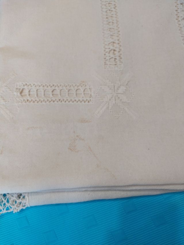 Vecchio copriletto o tovaglia in lino