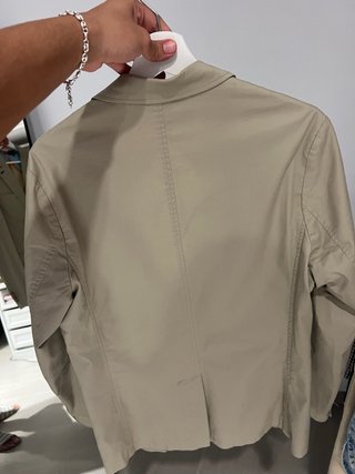 Blazer beige talla M de la marca Divaro