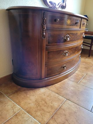 comoda de madera clásica
