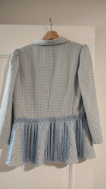 Chaqueta cuadros con flecos.