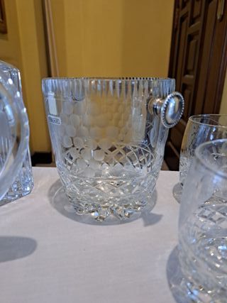 Juego 6 vasos, cubitera, jarra y botella