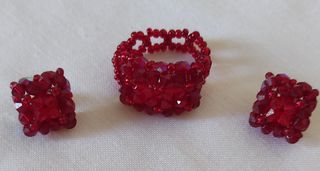 Anillo y pendientes rojos.N55