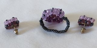 Anillo y pendientes malva. N56