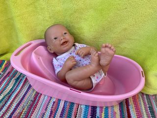 Banheira com toalha e biberão