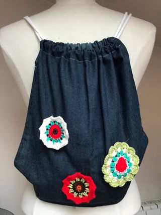 Mochila de espalda en denim decorada 
