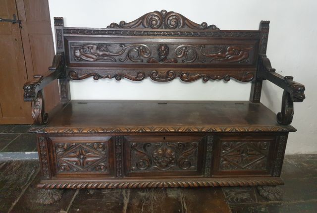 BANCO DE MADERA TALLADO ANTIGUO  CON ARCON 