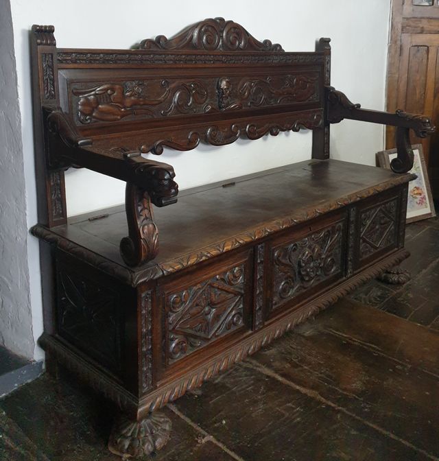 BANCO DE MADERA TALLADO ANTIGUO  CON ARCON 